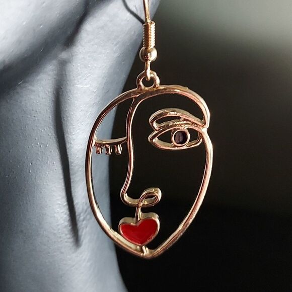 GOLD ABSTRACT FACE DANGLE EARRINGS WITH RED HEART LIPS - Picture 5 of 6